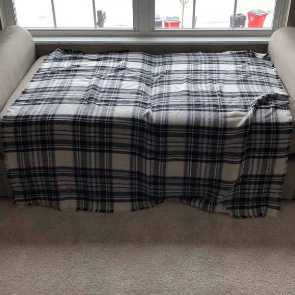 ModCloth blanket scarf white black, and grey B46 - Picture 8 of 8